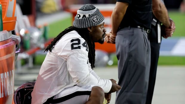 marshawn-lynch-raiders-sits-national-anthem-1600.jpg